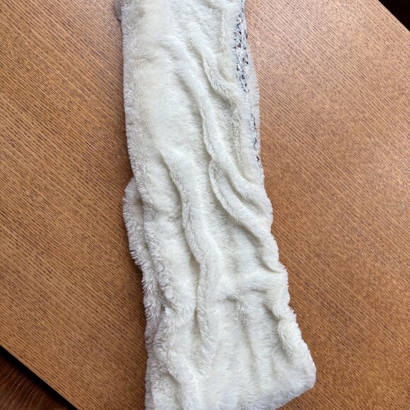 UGG Grey & White Reversible Scarf - Picture 4 of 6